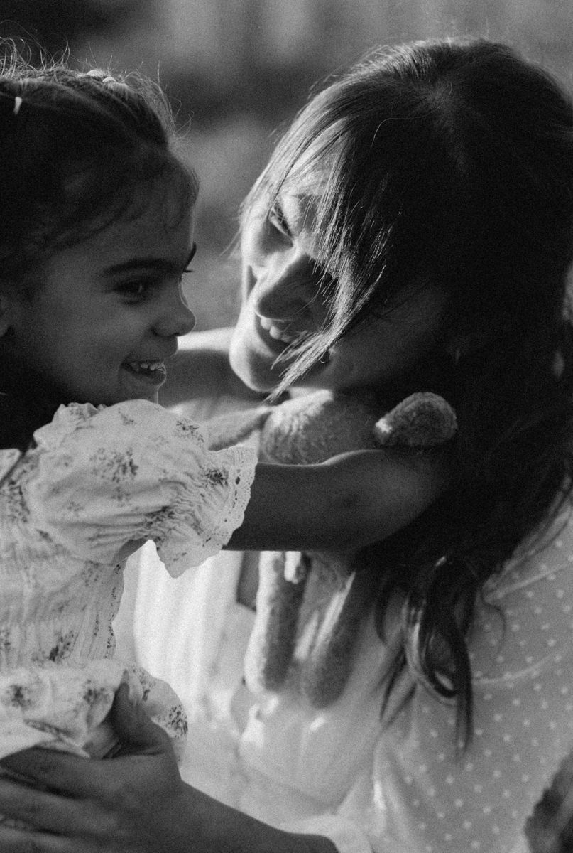 Mamá e hija riendo juntas